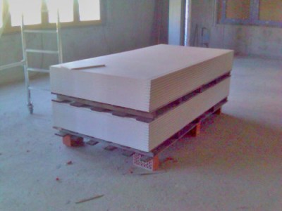 bílé standardní sádrokartonové desky