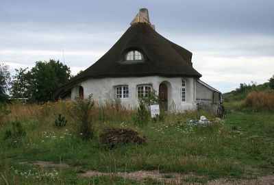 Zdroj foto: Disseklidle4/Wikimedia.org, Přírodní zahrada kolem domu.