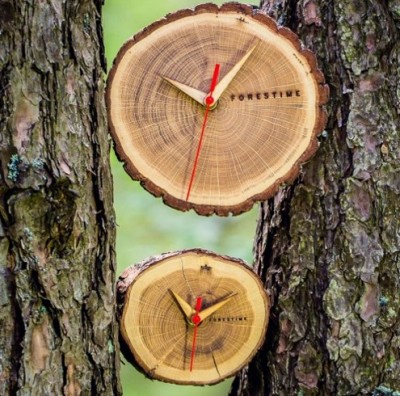 Nástěnné nebo stolní hodiny Forestime v designu ryzího dřeva dubu