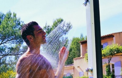 Jak přečkat horké léto na zahradě? Pořiďte si zahradní sprchu!